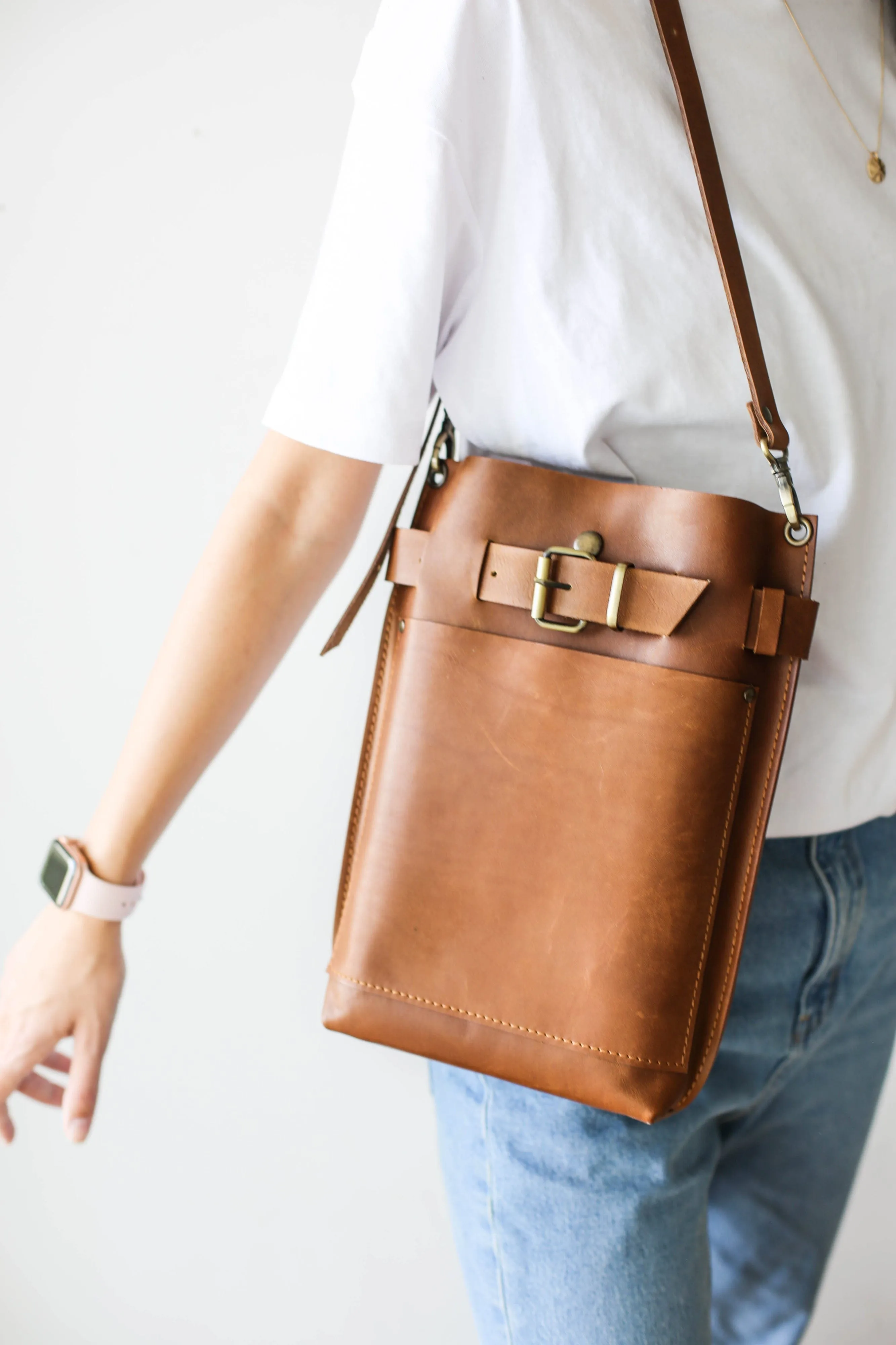 Brown Standard Leather Bag w/Front Pocket