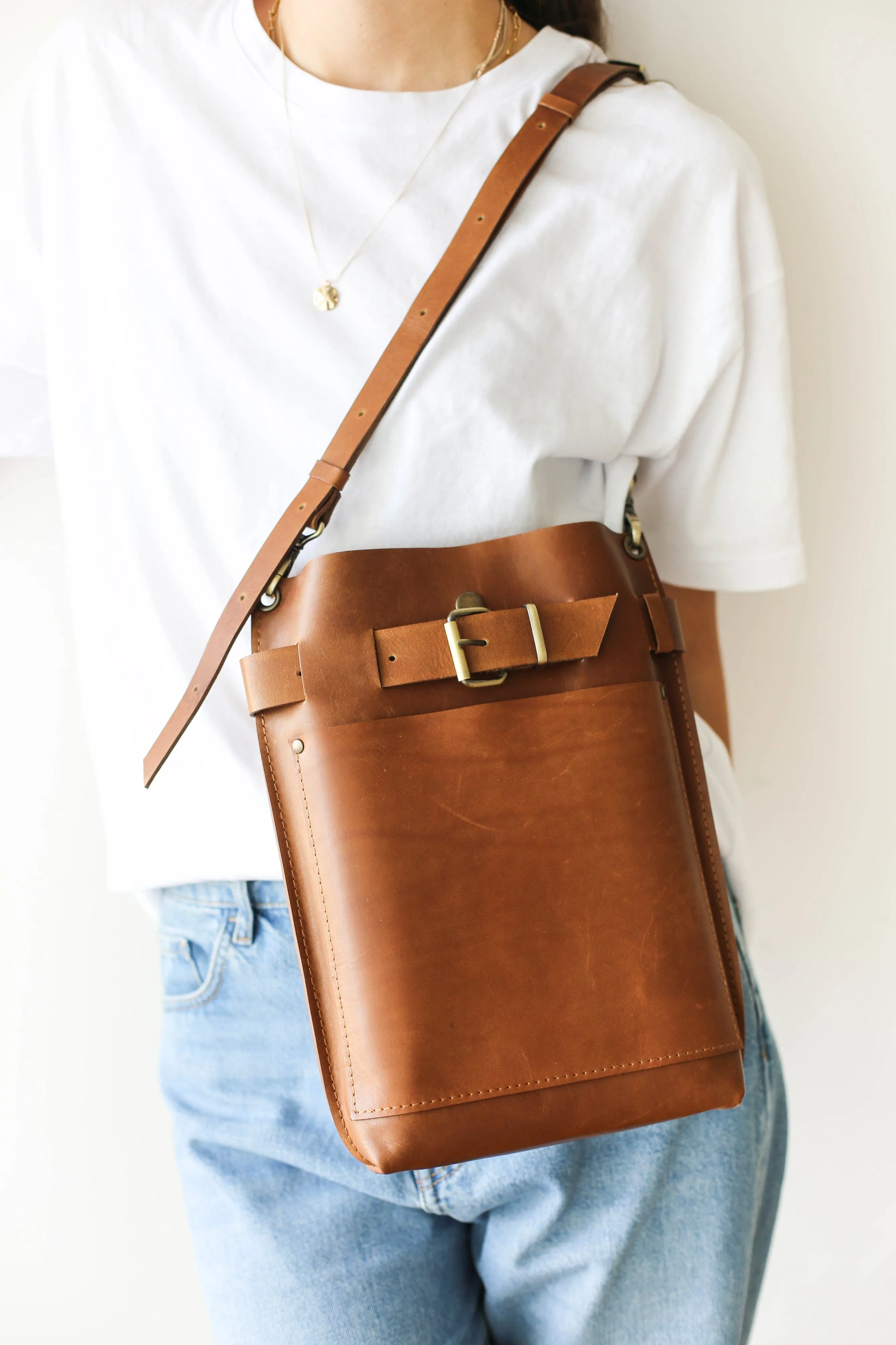 Brown Standard Leather Bag w/Front Pocket